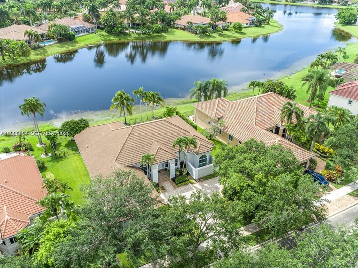 Property Photo:  2708 Meadowood Dr 2708  FL 33332 