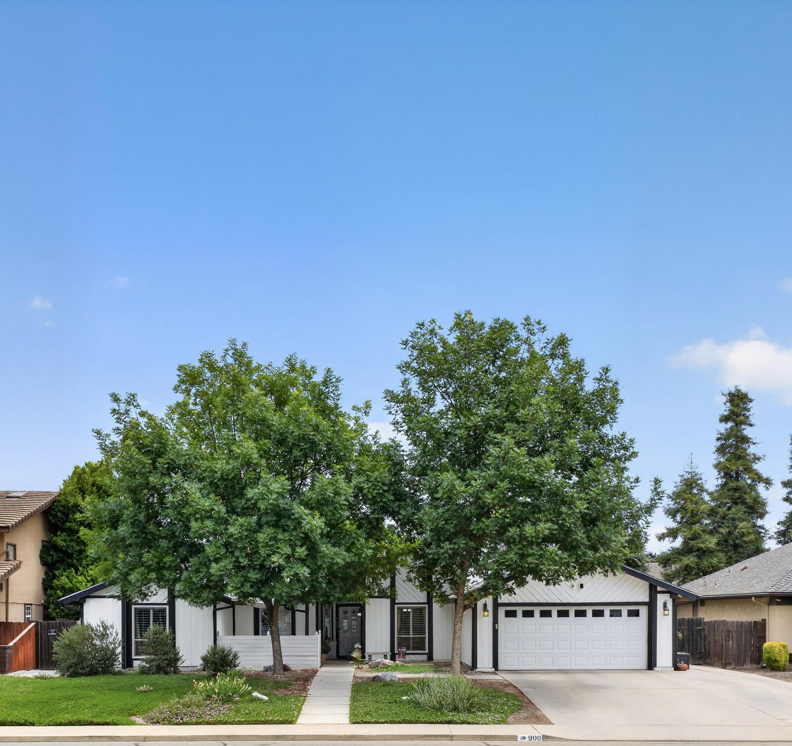 Property Photo:  900 N Vista Street  CA 93292 