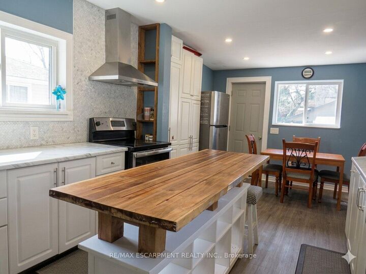 Property Photo: 54 Edinburgh Avenue ON L8H 2C5