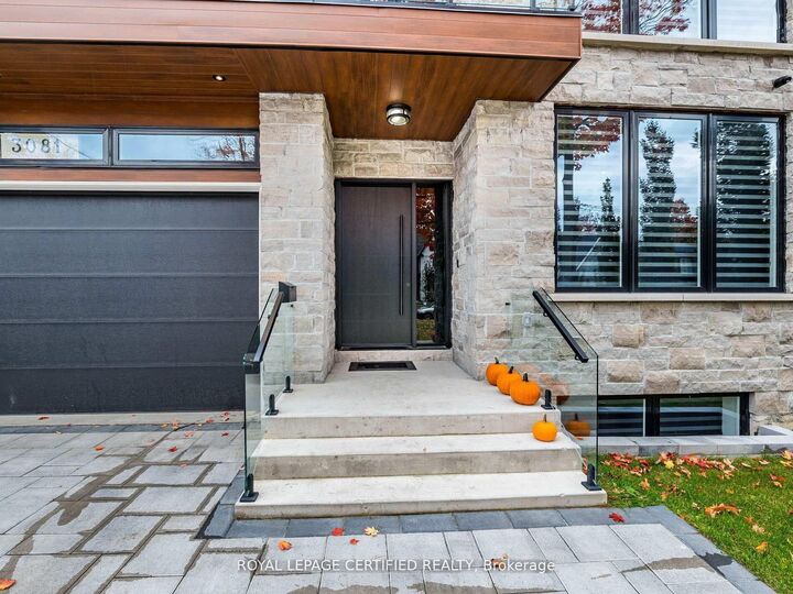 Property Photo: 3081 Grenville Drive ON L5A 2P6