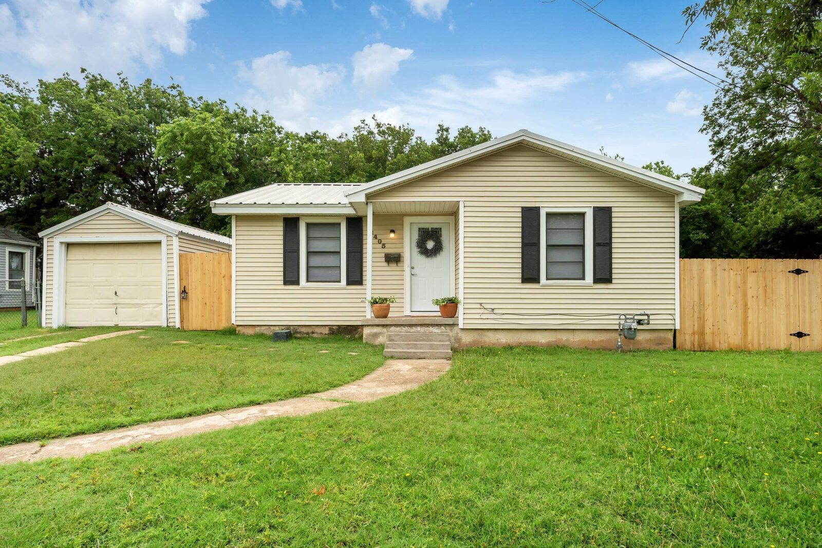 Property Photo: 2405 Santa Fe Street TX 76309