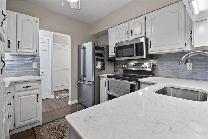 Property Photo: 5825 5th Ave 102 PA 15232