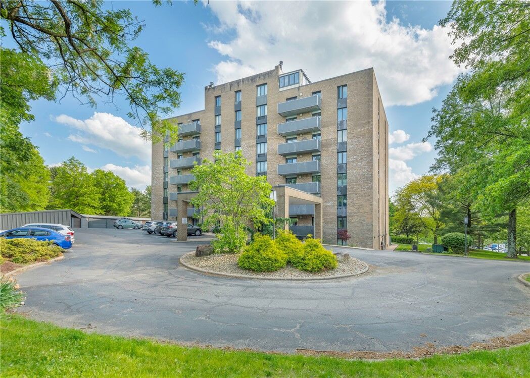 Property Photo: 820 E Beau St 1G PA 15301
