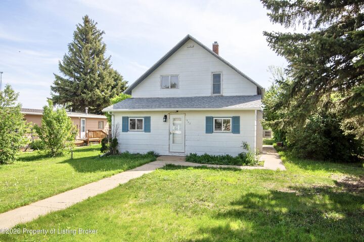 Property Photo:  307 Dakota Avenue  ND 58646 