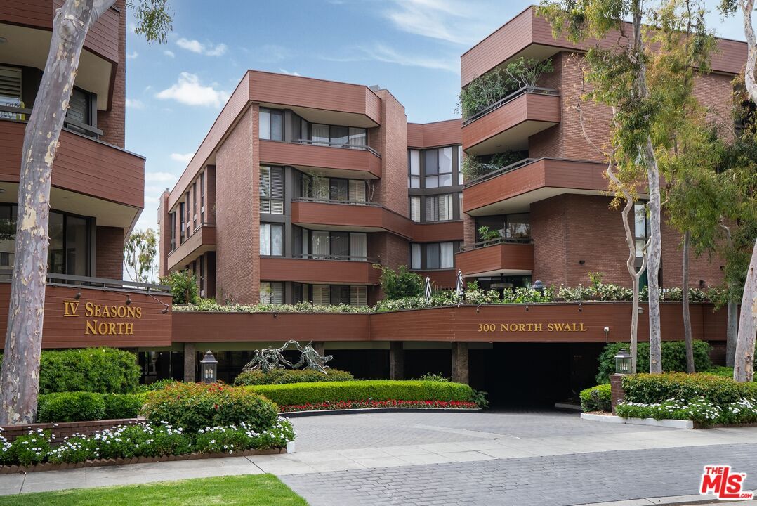 Property Photo:  300 N Swall Dr  CA 90211 