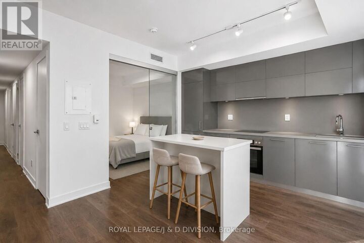 Property Photo:  188 Cumberland Street 1705  ON M5R 0B6 