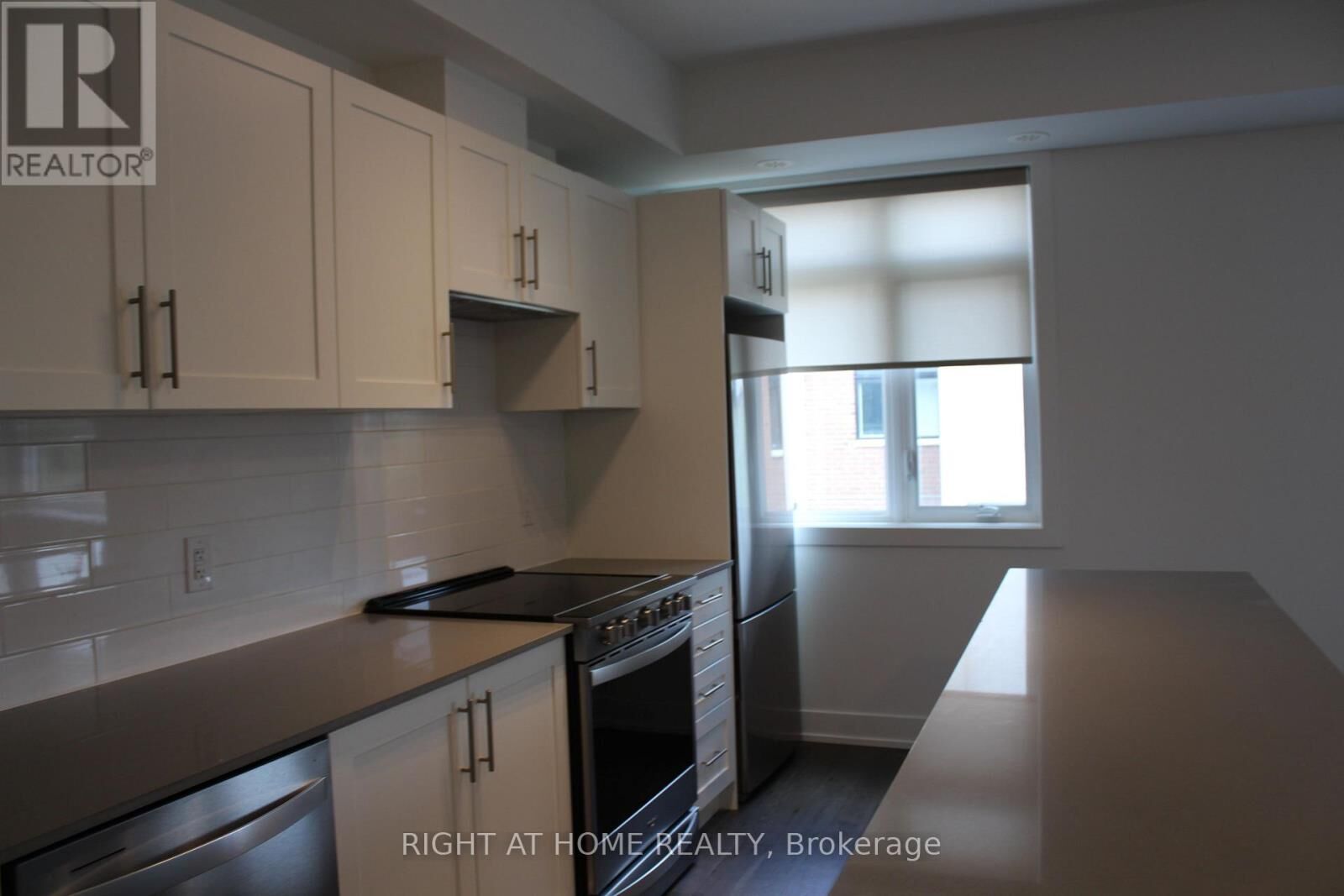 Property Photo: 1075 Douglas McCurdy Common 249 ON L5G 0C6