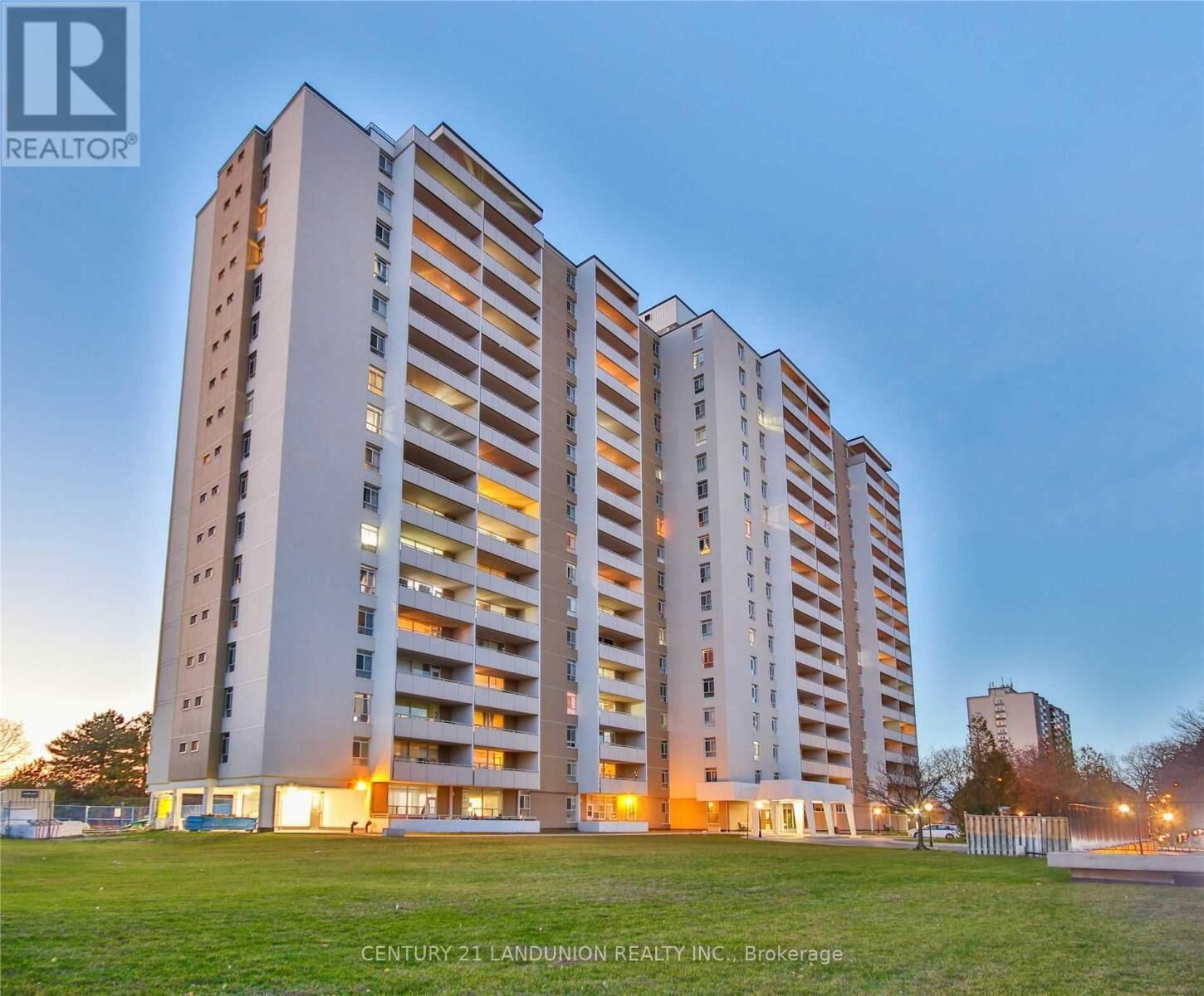 Property Photo: 2550 Pharmacy Avenue 1706 ON M1W 1H9