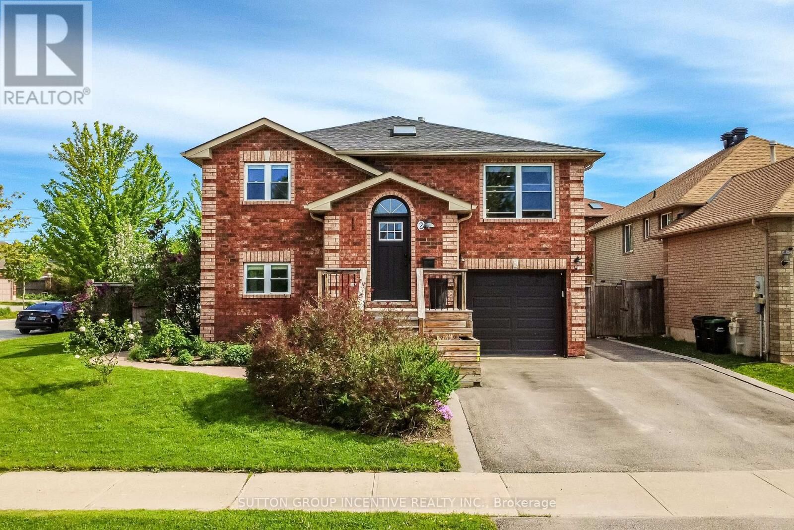 Property Photo:  2 Hewitt Place  ON L4M 7B4 