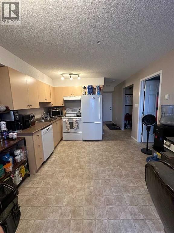 Property Photo:  204 17 Street East  AB T1R 1R1 