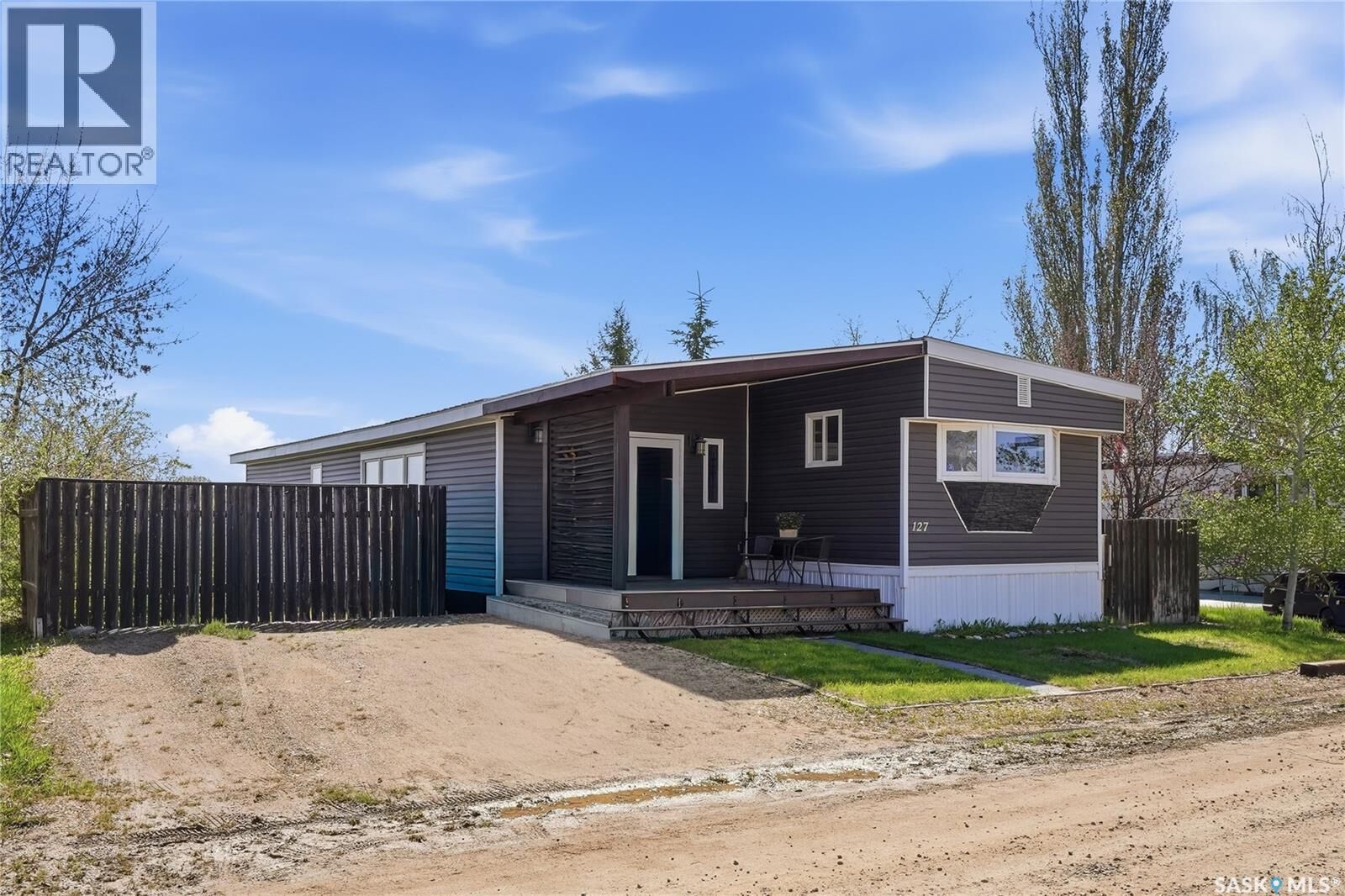 Property Photo: 127 Sycamore Drive SK S7B 0A4