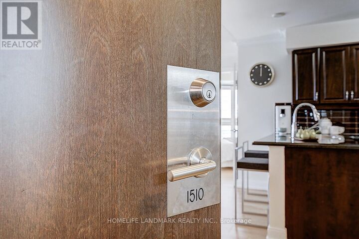 Property Photo: 125 Village Green Square 1510 ON M1S 0G3