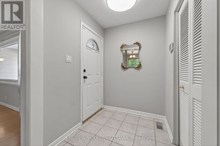 Property Photo:  62 Wigan Drive  ON K2E 6L1 