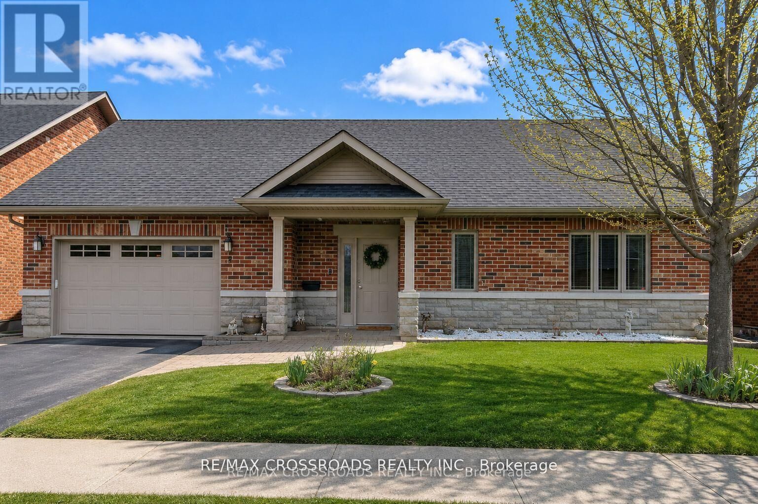 Property Photo: 8 Green Arbour Way ON K9V 0E6