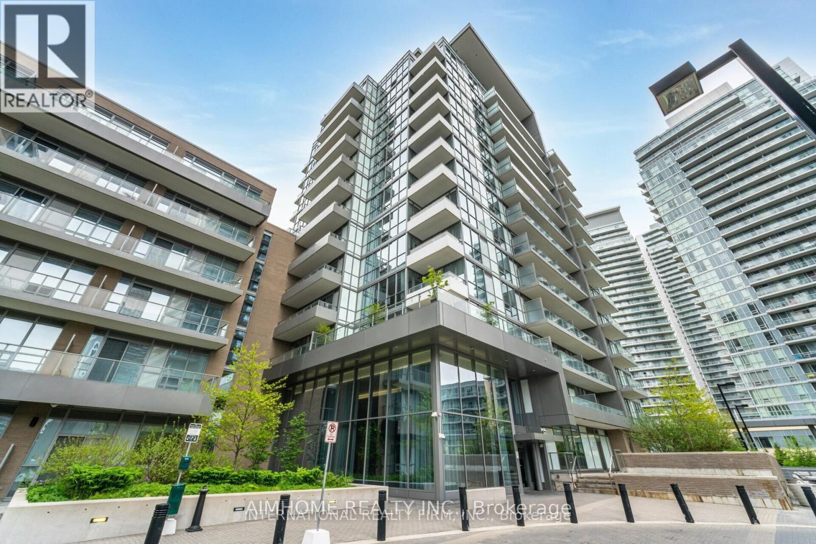 Property Photo: 32 Forest Manor Road 306 ON M2J 0H2
