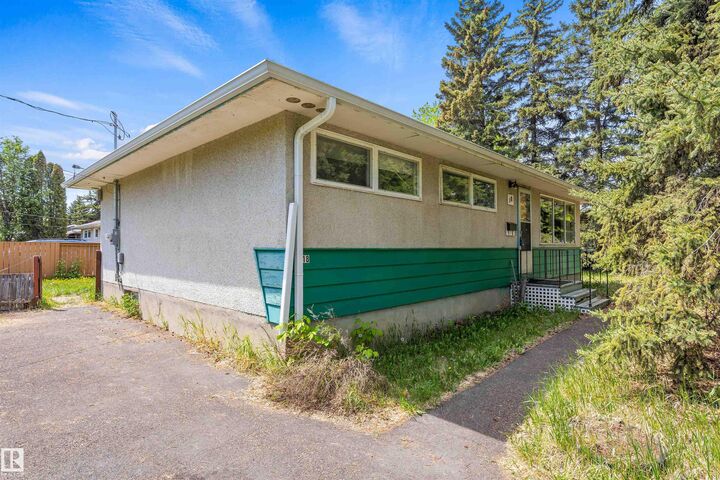 Property Photo:  18 Sunnyside Crescent  AB T8N 0J5 