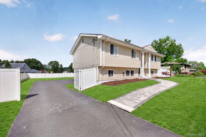 Property Photo:  10 Tanglewood Drive  NY 10924 