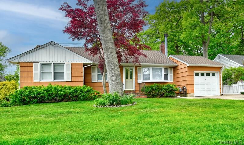Property Photo:  18 Bailey Avenue  NY 11702 