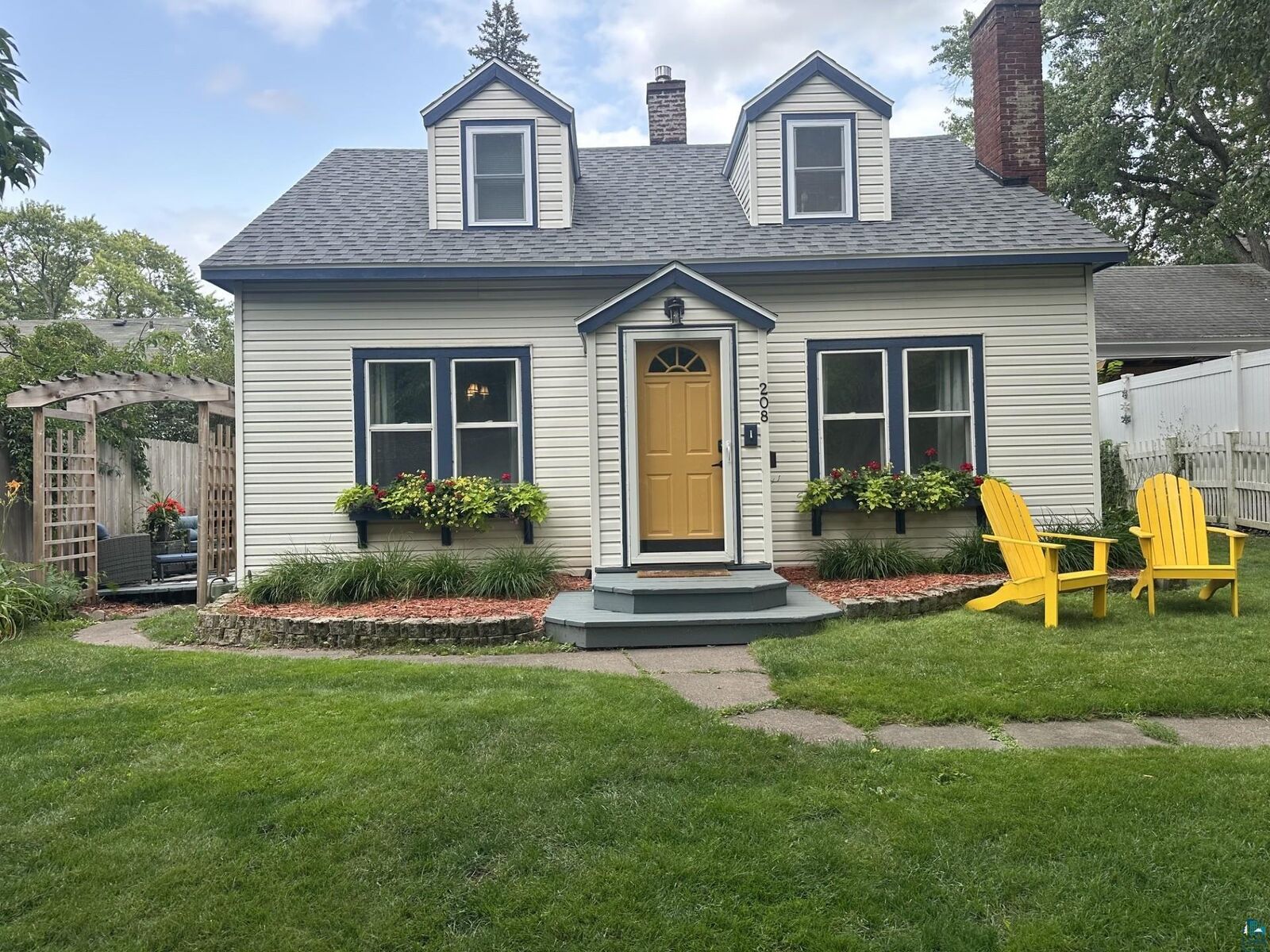 Property Photo:  208 Chestnut St  MN 55720 