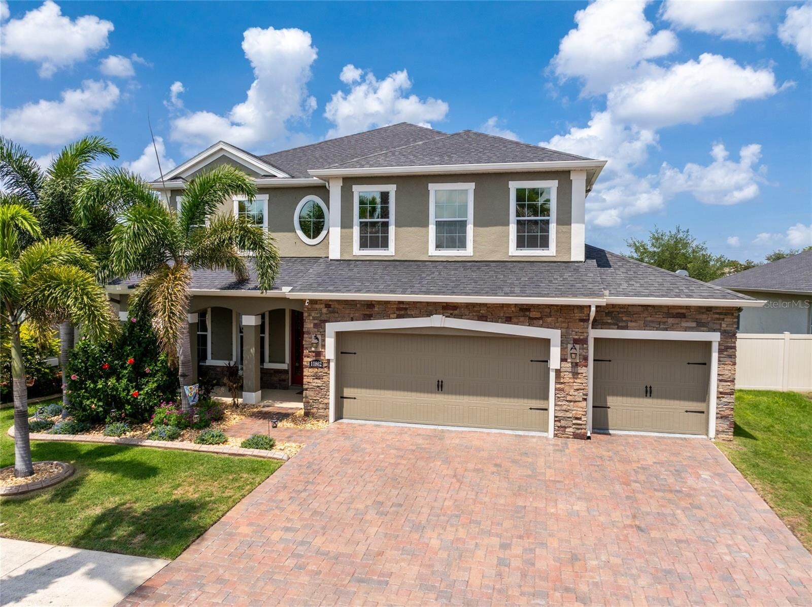 Property Photo:  11862 Lake Lucaya Drive  FL 33579 