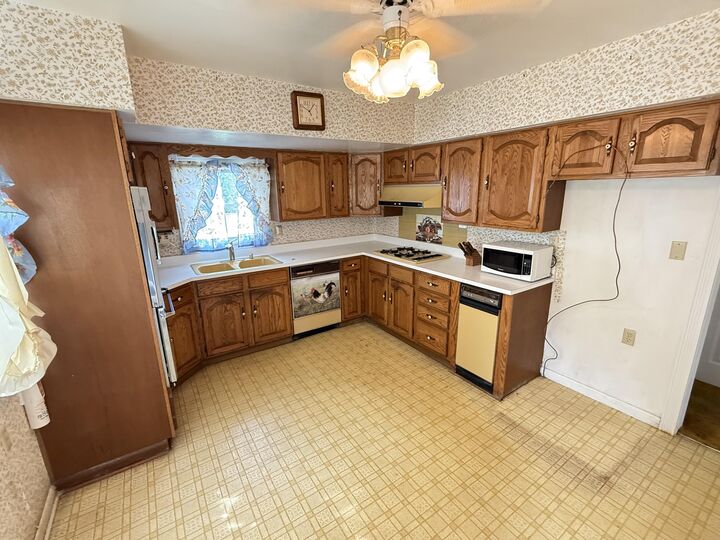 Property Photo:  911 E Norwich St  WI 53207 