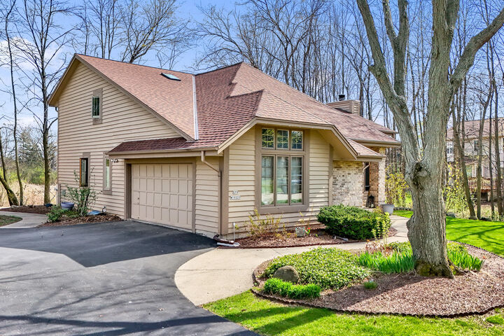 Property Photo:  S79w19225 River Oaks Ct  WI 53150 