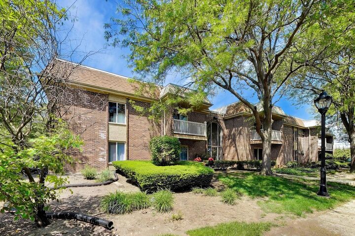 Property Photo: 906 W Alleghany Drive 1B IL 60004