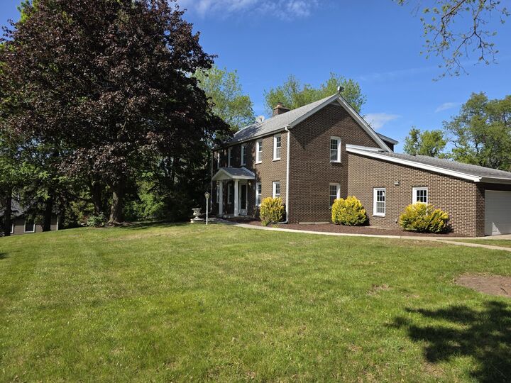 Property Photo:  87 W Surrey Lane  IL 60010 