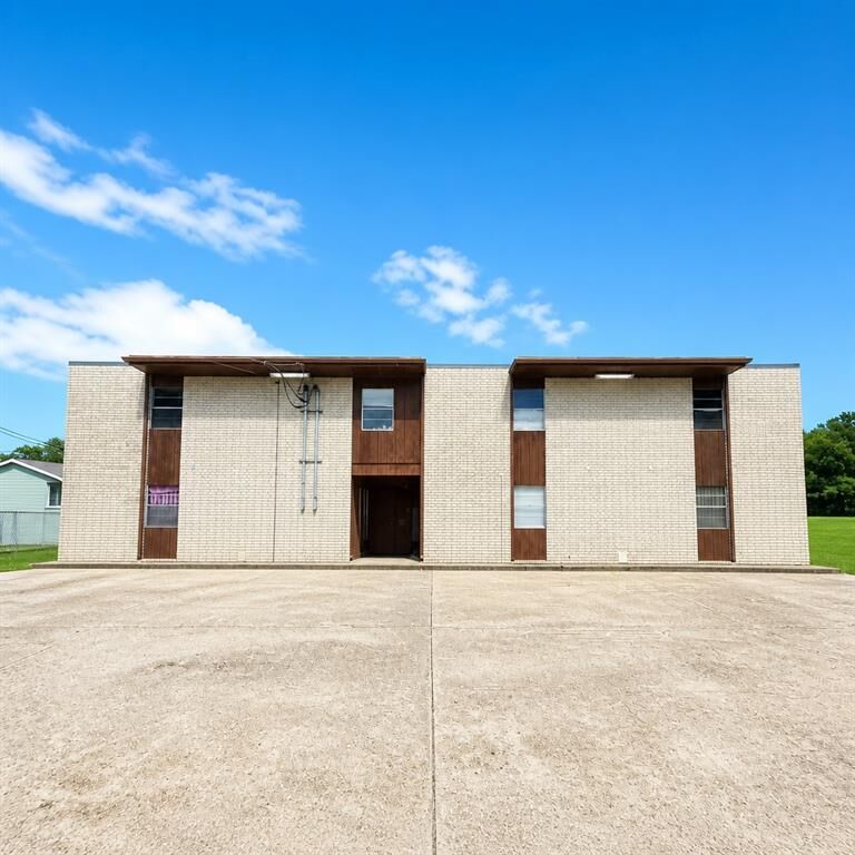 Property Photo:  106 E 3rd Street 12  LA 70037 