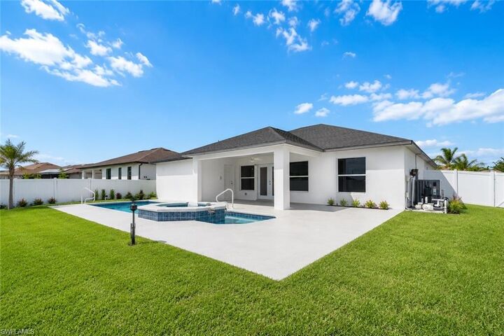 Property Photo: 221 NW 29th Pl FL 33993