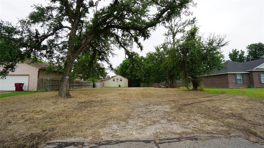 Property Photo:  704 E 6th Street  TX 75418 