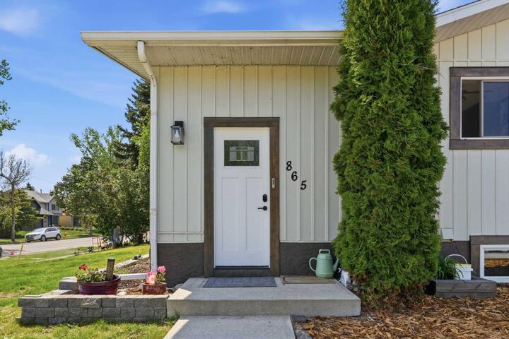 Property Photo:  865 Queensland Drive SE  AB T2J 5E4 