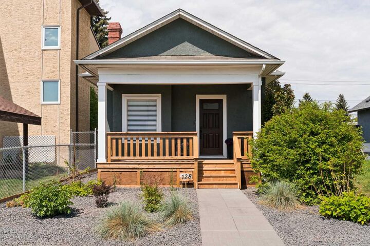 Property Photo:  128 18 Avenue NE  AB T2E 1M9 