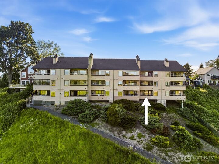 Property Photo:  101  Pine Ave 105  WA 98290 