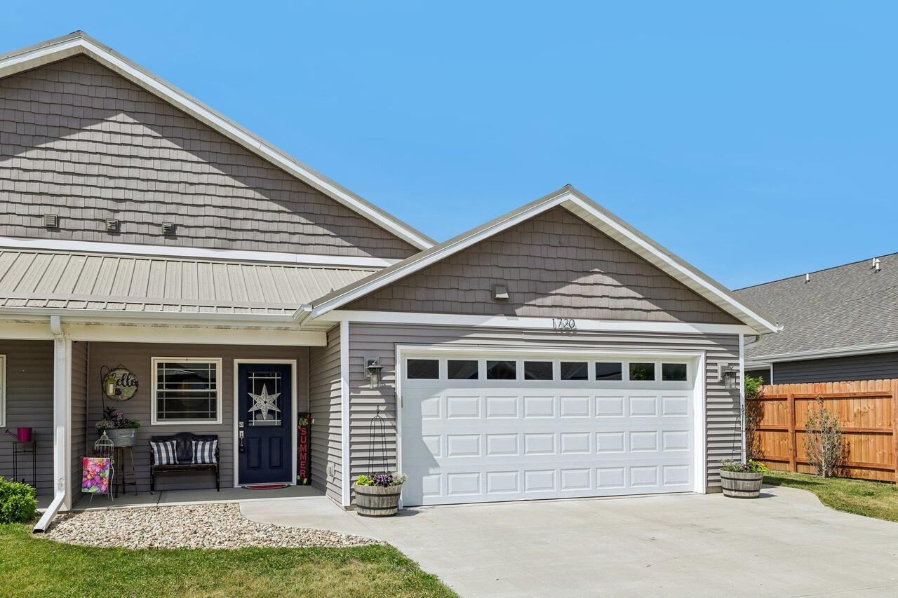 Property Photo:  1720 Montclair Place  WI 53538 