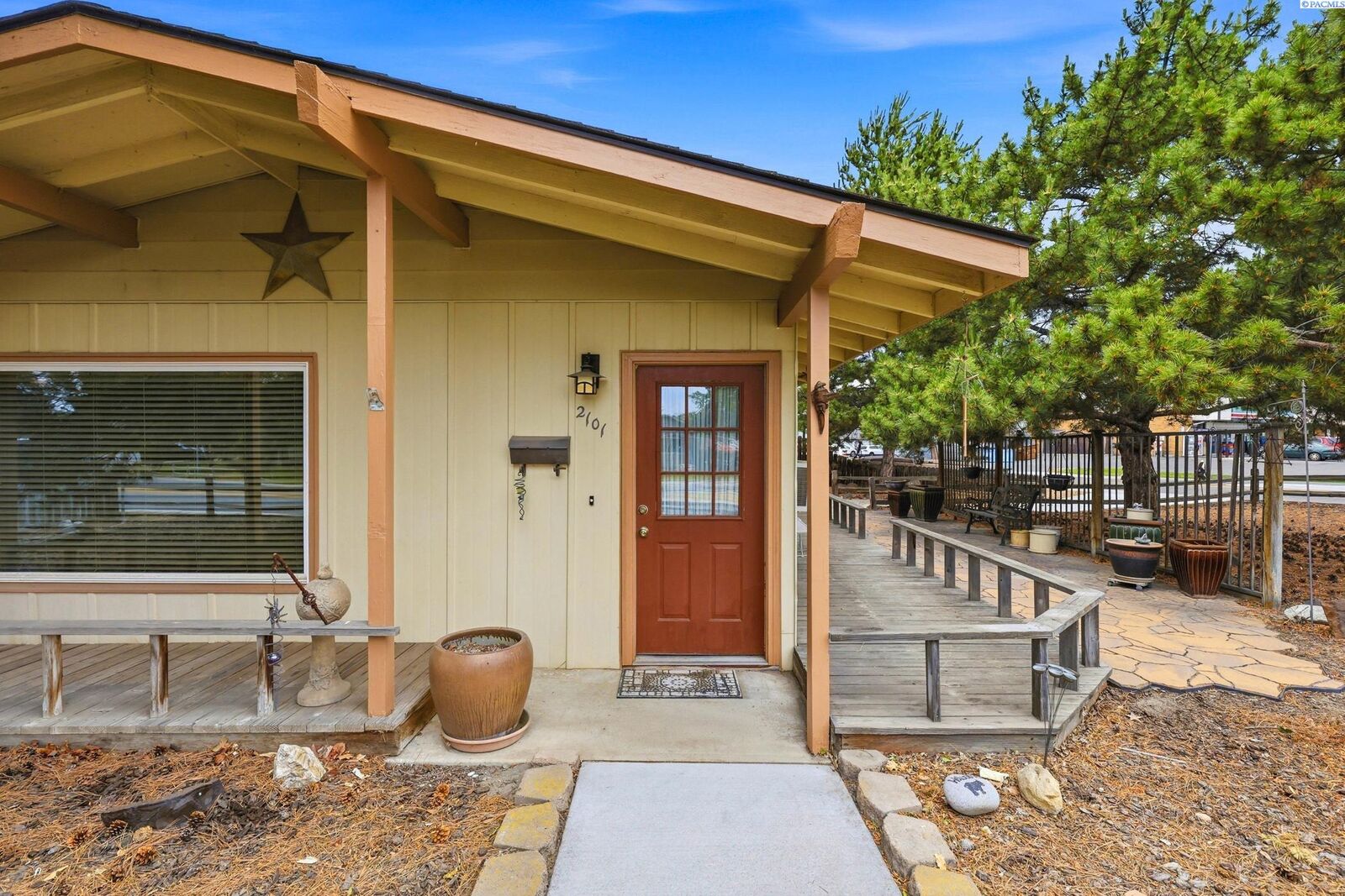 Property Photo:  2101 Duportail St  WA 99352 
