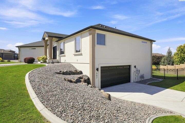 Property Photo:  662 S Hawaii Pl  WA 99336 