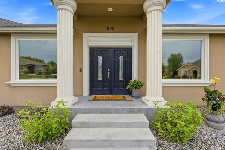 Property Photo:  662 S Hawaii Pl  WA 99336 