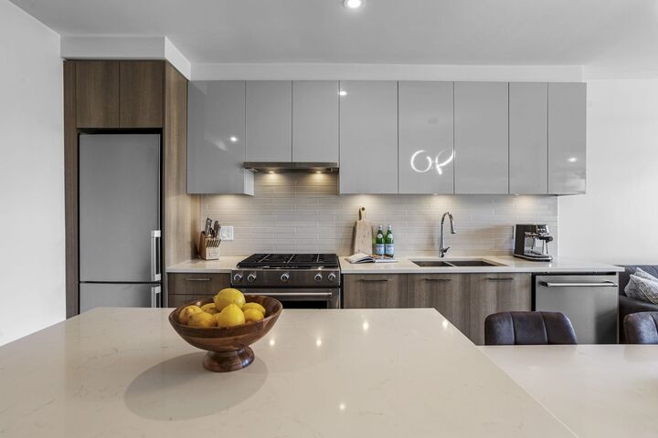 Property Photo:  258 Nelson'S Court 803  BC V3L 0J9 