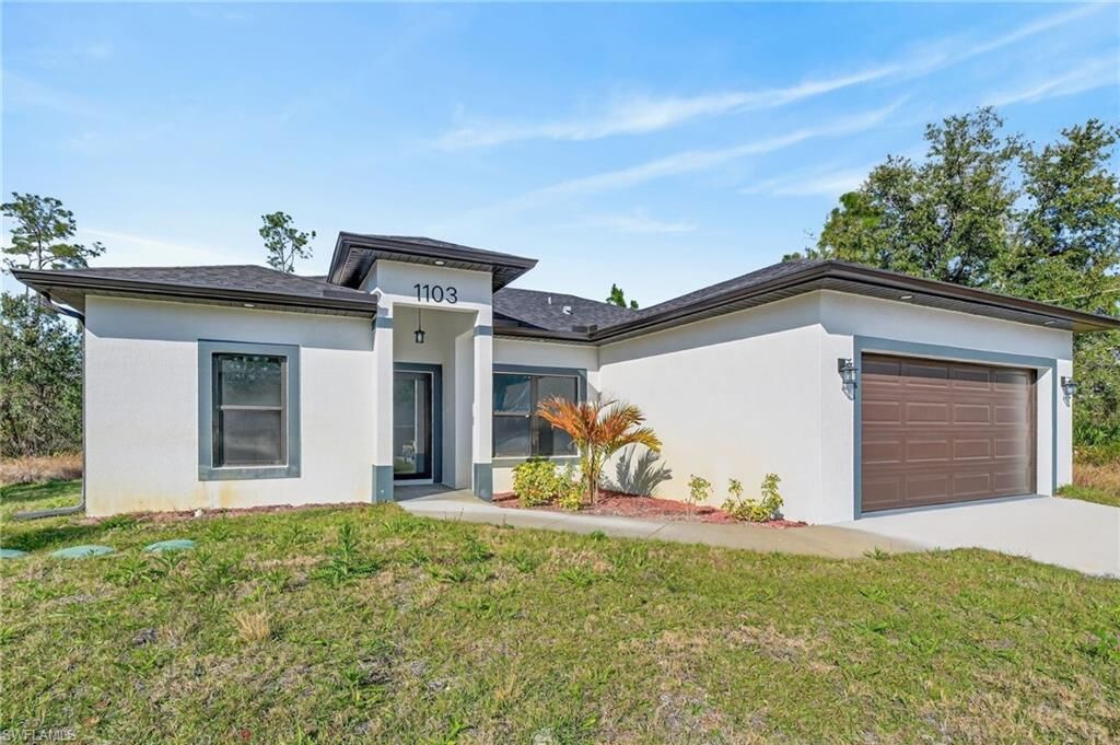 Property Photo:  1103 E 7th St  FL 33972 