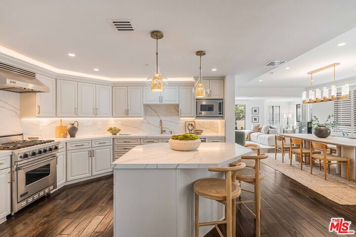 Property Photo: 1530 Camden Ave CA 90025