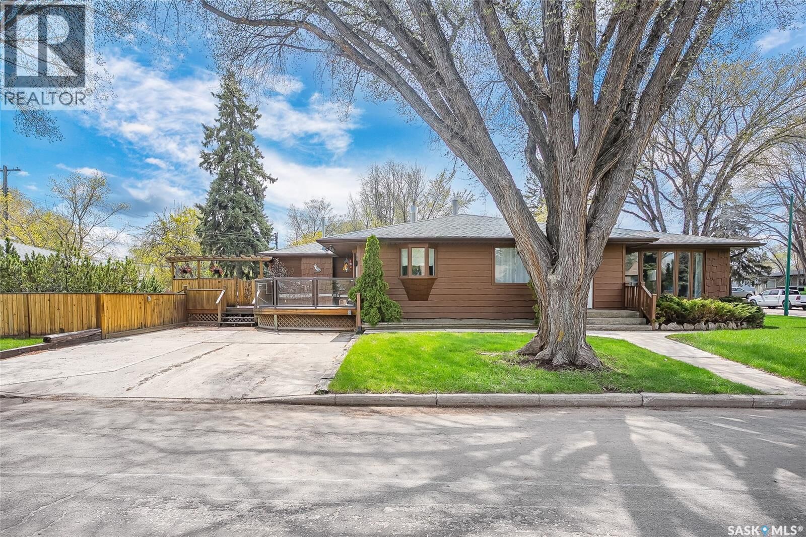Property Photo: 444 Q Avenue N SK S7L 2Y1