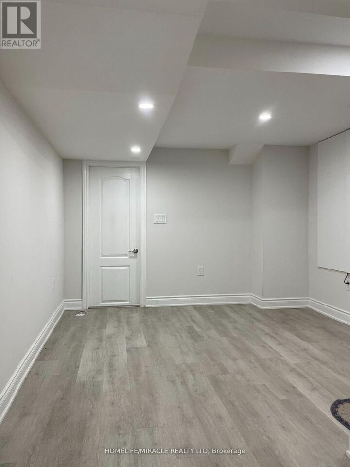 Property Photo:  9 Humberstone Crescent  ON L7A 4C3 