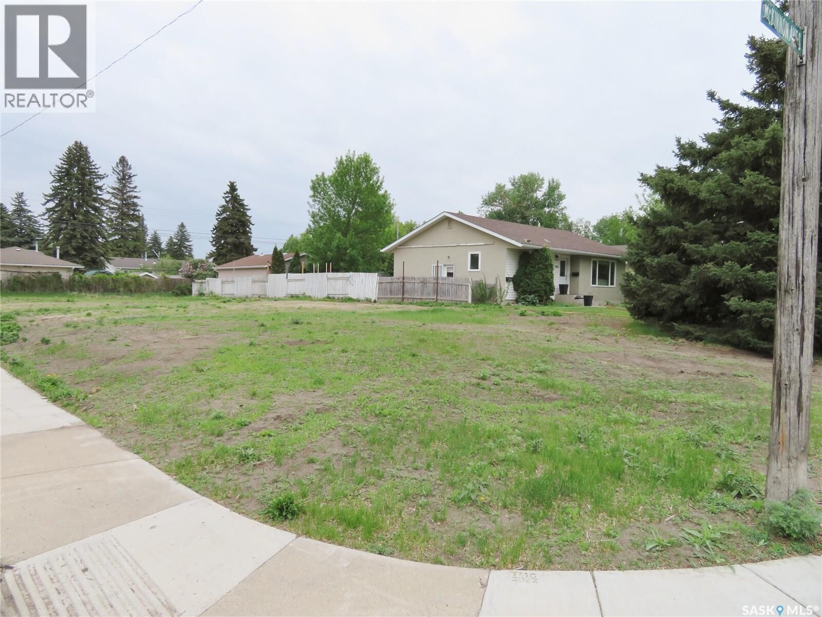 Property Photo:  2301 McKinnon Avenue S  SK S7J 1N7 