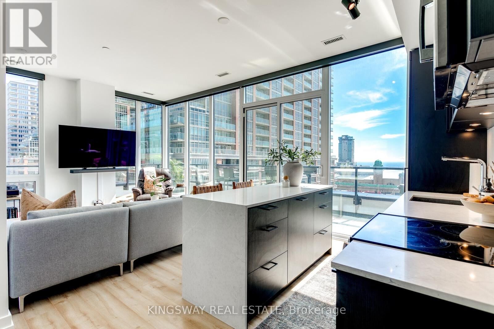 Property Photo:  135 East Liberty Street 715  ON M6K 0G7 