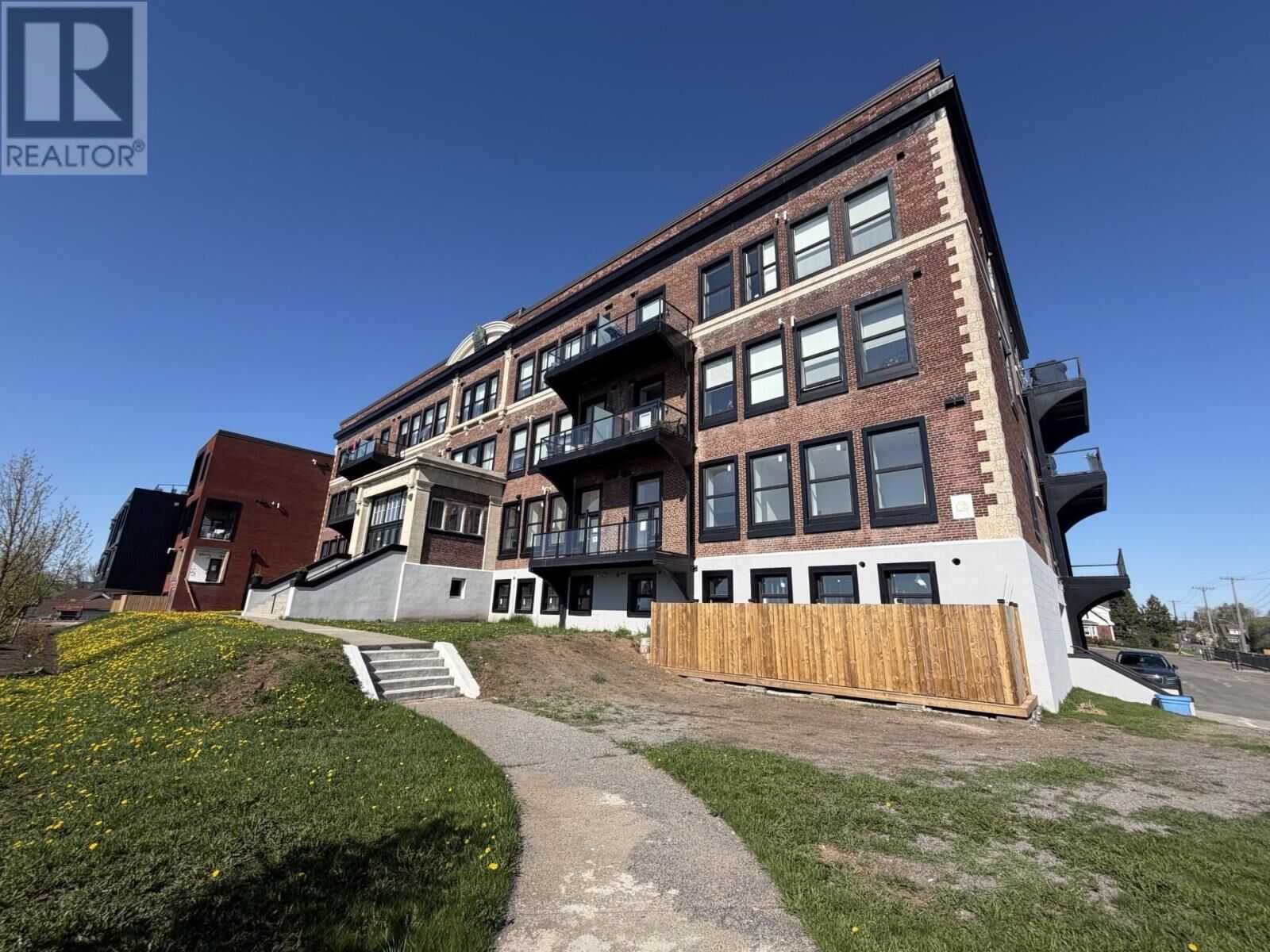 Property Photo:  96 High St N  ON P7A 5R3 
