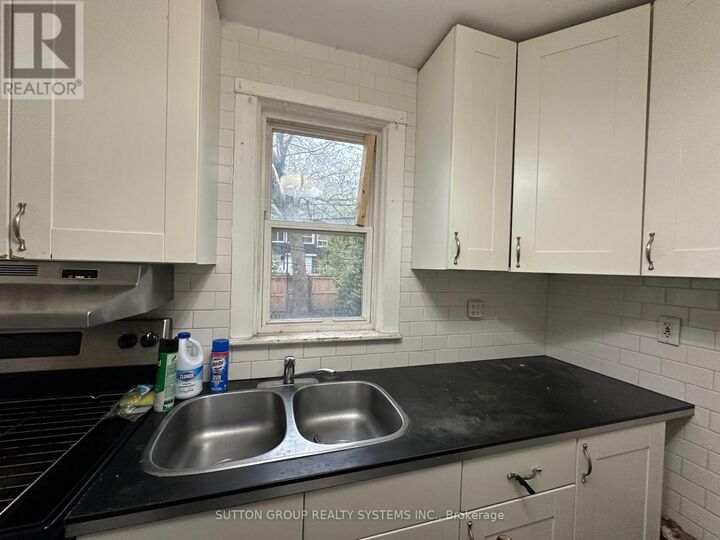 Property Photo:  497 Annette Street 1  ON M6P 1S1 