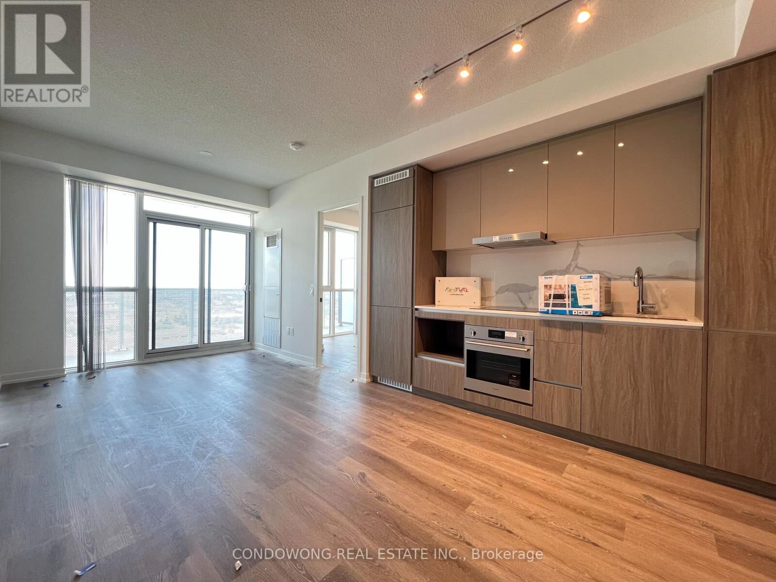 Property Photo:  28 Interchange Way 2606  ON L4K 0P8 