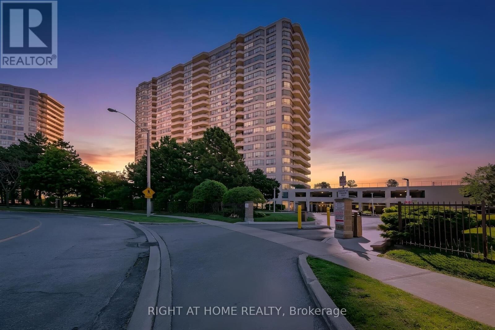 Property Photo:  3 Greystone Walk Drive 2027  ON M1K 5J4 