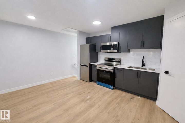 137 29 Street SW Garage — photo 1